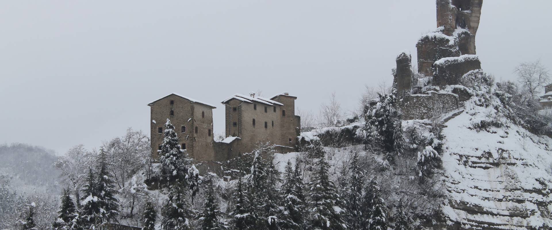 Rocca dei Conti Guidi sotto la neve foto di Patrizia Diamante